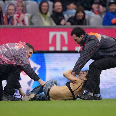 Schöne Flitzerin bei Bayern-Spiel