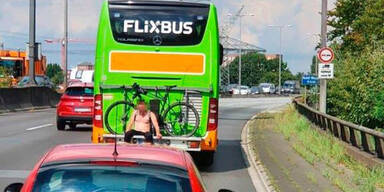 Polizei stoppt blinden Passagier auf Flixbus-Fahrradtr&auml;ger