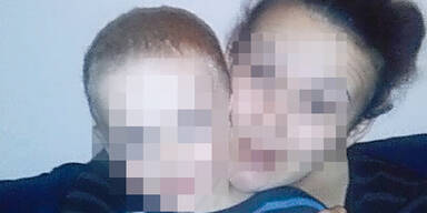 Mutter mit ihren  Kindern auf der Flucht