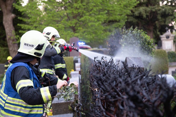 Friedhofs-Wärter beschützte Gräber vor den Flammen