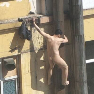 Nackter flüchtet aus Bordell