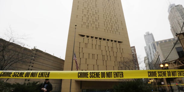 Häftlinge türmen mit Leintüchern aus 20. Stock