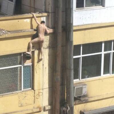 Nackter flüchtet aus Bordell