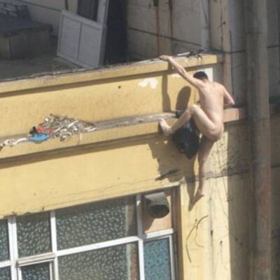 Nackter flüchtet aus Bordell