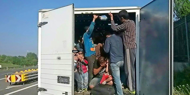 Fl&uuml;chtlinge Lkw