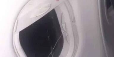 Passagier zertritt Flugzeug-Fenster