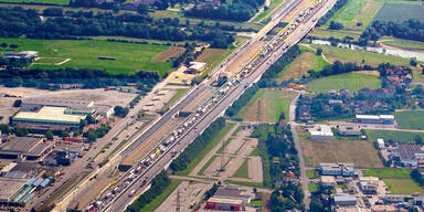 Schrott-LKWs legen Autobahn lahm