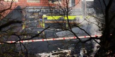 Flugzeug über Wohngebiet in England abgestürzt