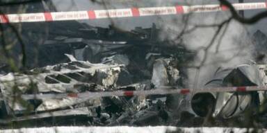 Flugzeug über Wohngebiet in England abgestürzt