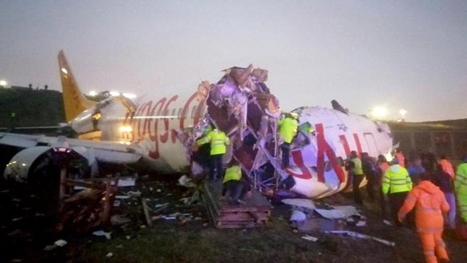 Flugzeug zerbricht bei Landung: 3 Tote, 179 Verletzte