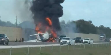 Bruchlandung von Privatjet auf Autobahn
