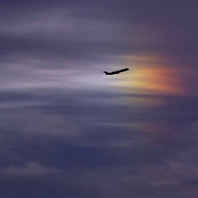 Flugzeug fliegt in Nebensonne, 2008