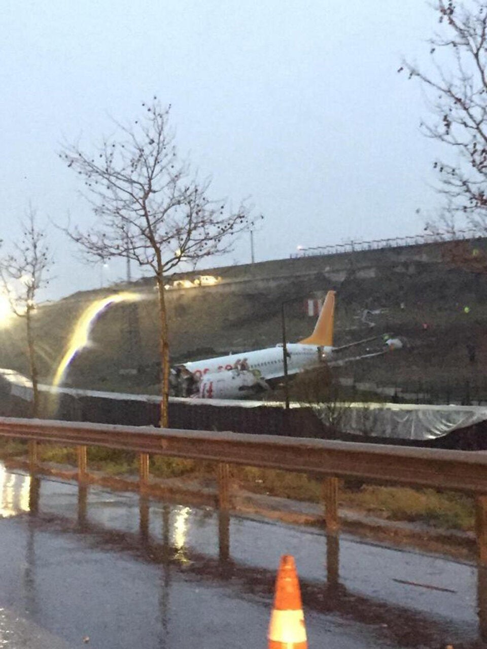 Flugzeug zerbricht bei Landung: 3 Tote, 179 Verletzte