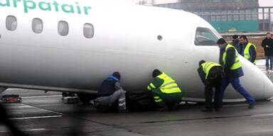 Passagiermaschine ohne Fahrwerk notgelandet
