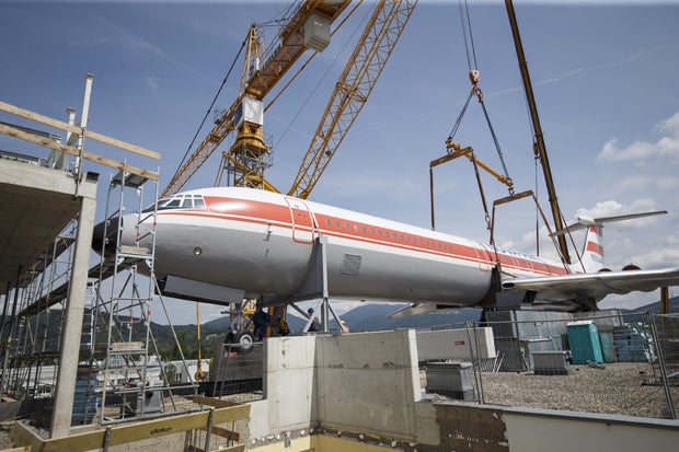 Flugzeug ist auf Hotel gelandet
