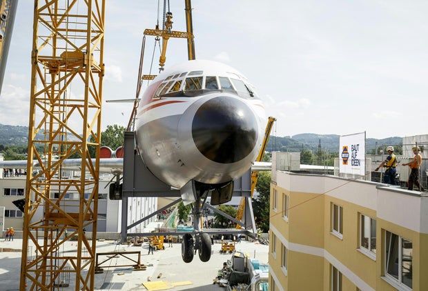 Flugzeug ist auf Hotel gelandet