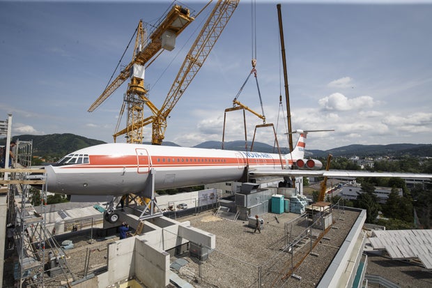 Flugzeug ist auf Hotel gelandet