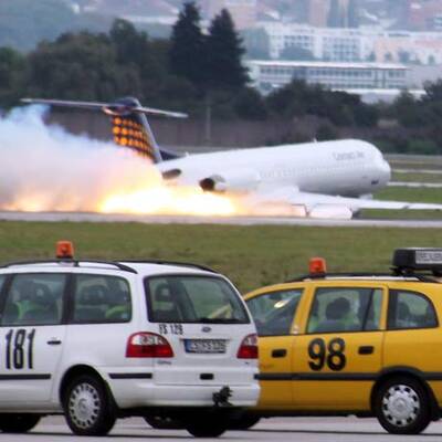 Flugzeug fängt Feuer