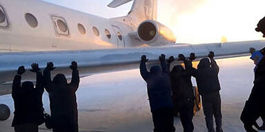 Passagiere schoben festgefrorenen Flieger