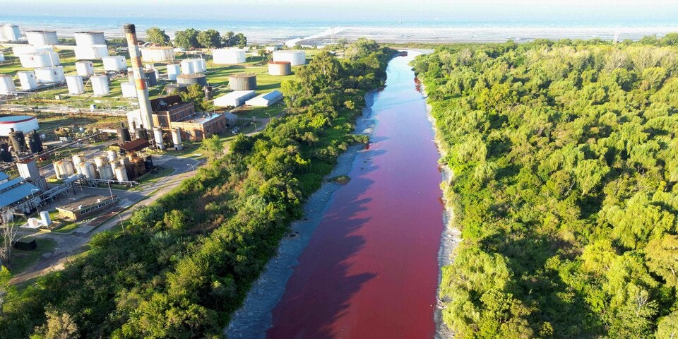 Blutroter Fluss beunruhigt Anrainer