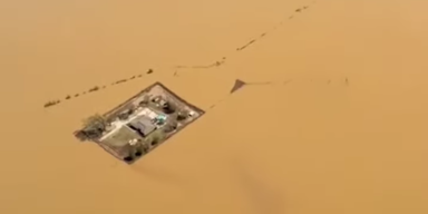 Flut aufgehalten: Ganzer Landstrich unter Wasser, außer DIESES Haus