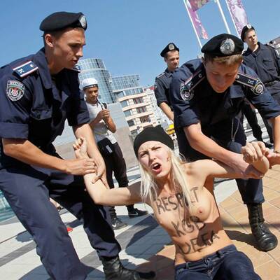 Femen-Aktivistinnen protestieren vor dem EM-Finalstadion 