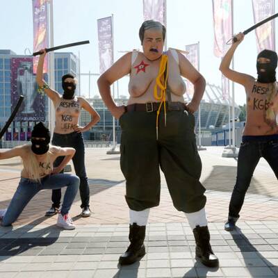 Femen-Aktivistinnen protestieren vor dem EM-Finalstadion 