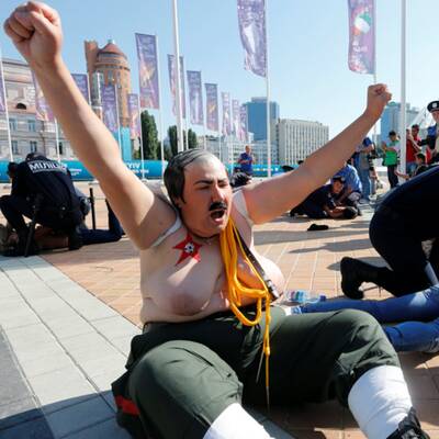 Femen-Aktivistinnen protestieren vor dem EM-Finalstadion 