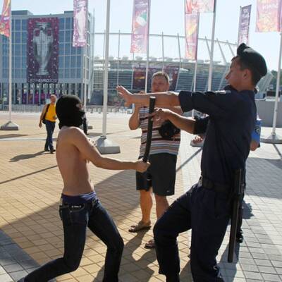 Femen-Aktivistinnen protestieren vor dem EM-Finalstadion 