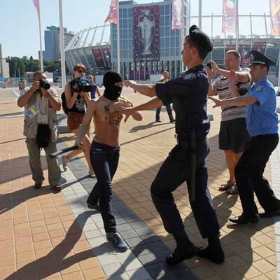 Femen-Aktivistinnen protestieren vor dem EM-Finalstadion 