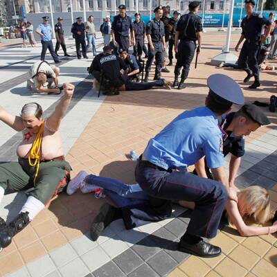 Femen-Aktivistinnen protestieren vor dem EM-Finalstadion 