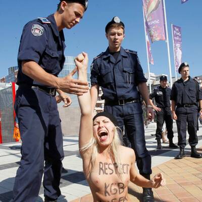 Femen-Aktivistinnen protestieren vor dem EM-Finalstadion 