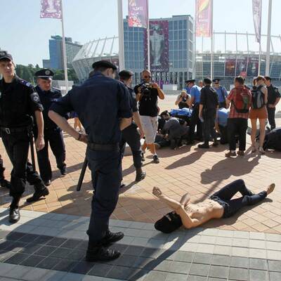 Femen-Aktivistinnen protestieren vor dem EM-Finalstadion 