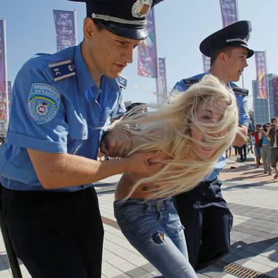 Femen-Aktivistinnen protestieren vor dem EM-Finalstadion 