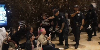 Protestierende nehmen Trump Tower ein