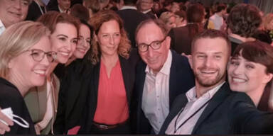 Hier grinst grünes Regierungsteam ohne Maske für Selfie