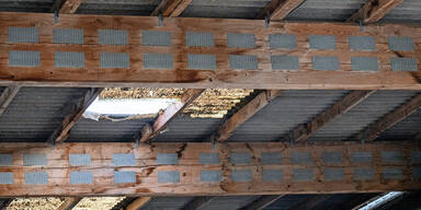 Vater st&uuml;rzte durch Dachluke in Tod