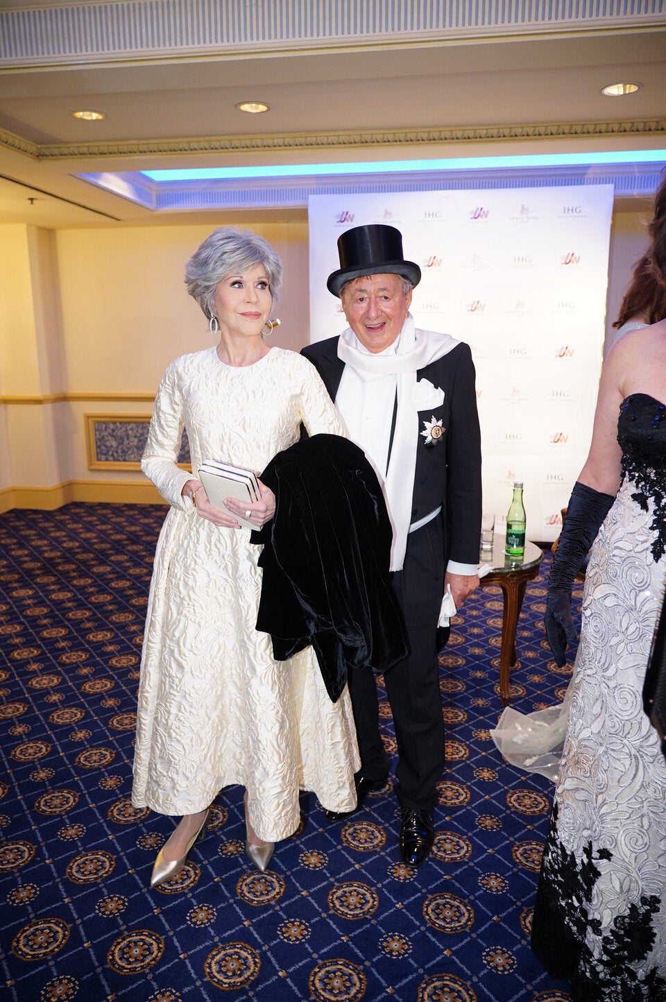 Lugner: Presley fliegt Linie und will noch in der Ballnacht abrauschen