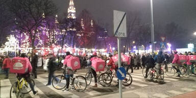 Netz lacht: Foodora steckt in Demo fest