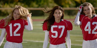 Victoria Secrets Engel spielen Football!