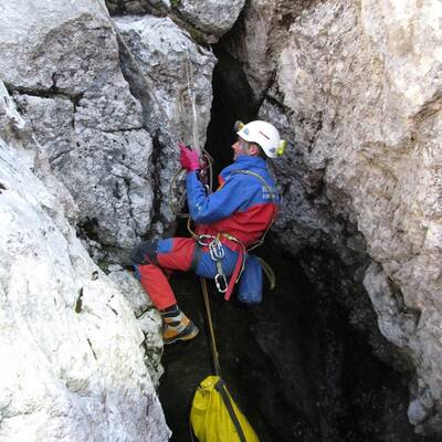 Schwerverletzter in 1.000 m Tiefe gefangen
