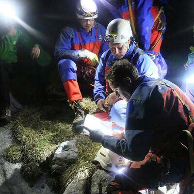 Schwerverletzter in 1.000 m Tiefe gefangen