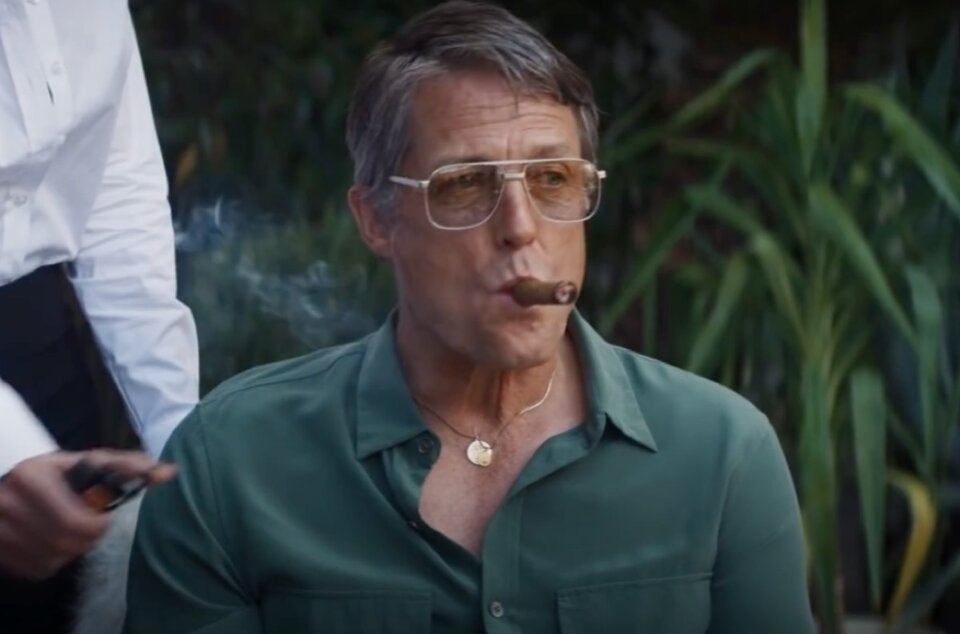 Hugh Grant als fieser Waffenhändler.