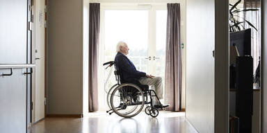 Corona in Altersheimen: Positiv getestete Mitarbeiter duerfen weiterarbeiten