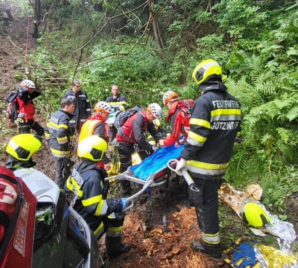 Nasser Feldweg: Pkw stürzt 200 Meter ab, Insassen schwer verletzt