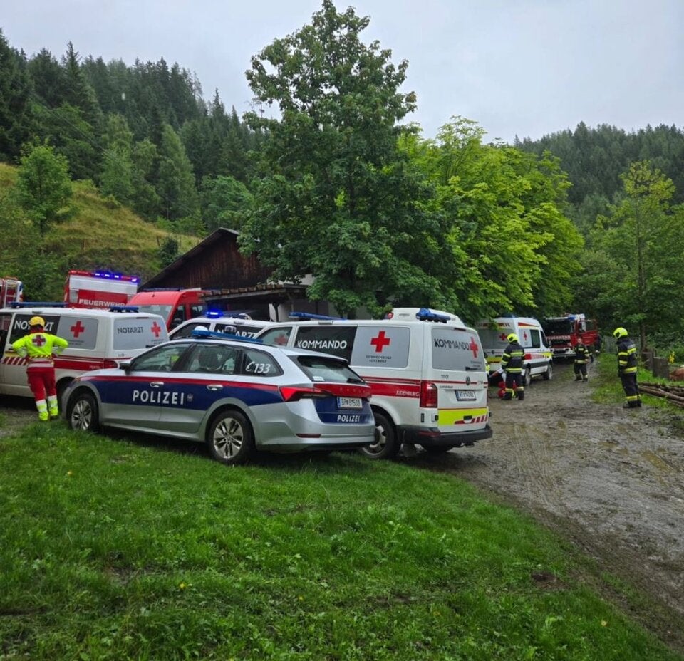 Nasser Feldweg: Pkw stürzt 200 Meter ab, Insassen schwer verletzt