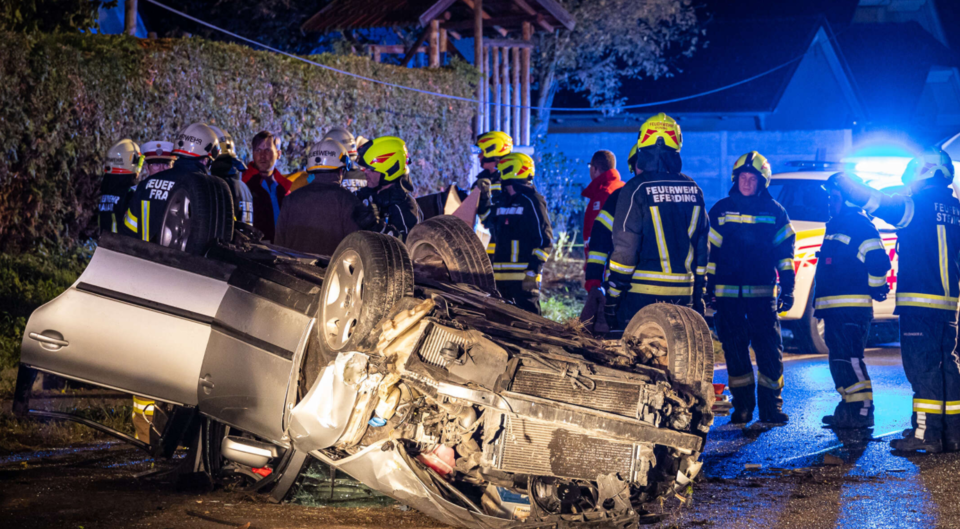 Auto crasht und landet auf Dach – Lenker tot