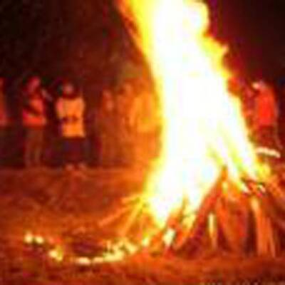 Wojtyla-Silhouette erscheint im Feuer