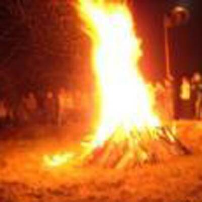 Wojtyla-Silhouette erscheint im Feuer