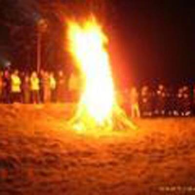 Wojtyla-Silhouette erscheint im Feuer